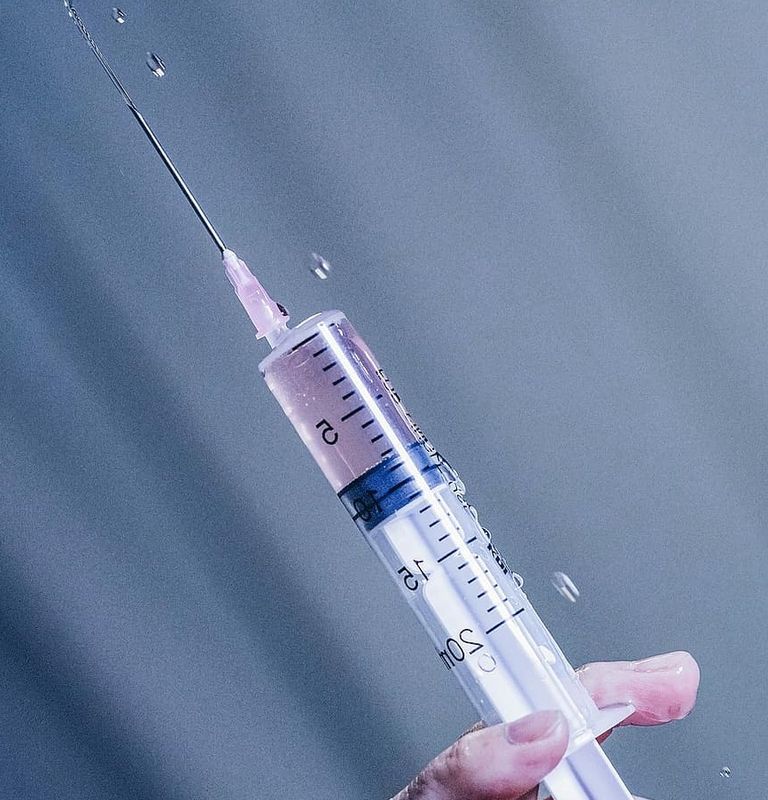 شخص يحمل حقنة مليئة بالمصل