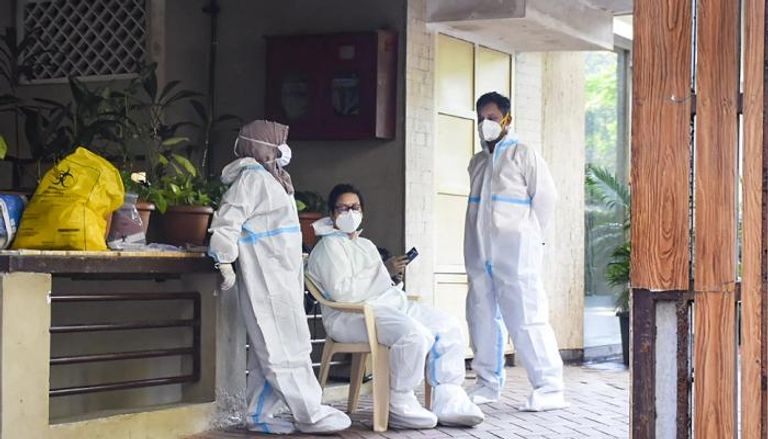أشخاص يرتدون سترات واقية من العدوي بفيروس كورونا