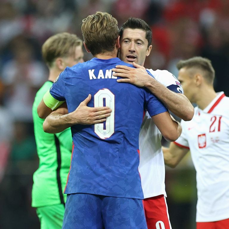 روبرت ليفاندوفسكي وهاري كين هاري كين مهاجم توتنهام