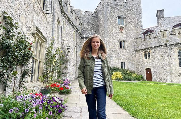  وريثة العرش الإسباني الأميرة ليونور برفقة والدتها