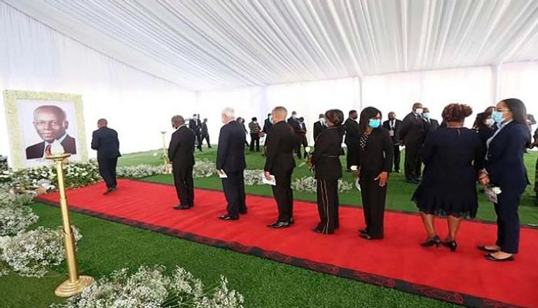 سياسيون بأنجولا يلقون نظرة الوداع على صورة الرئيس كبديل لجثمانه