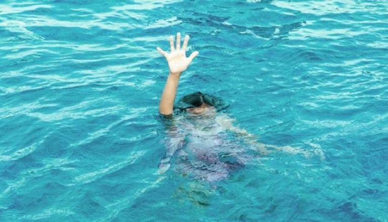 شخص يغرق في مياه البحر