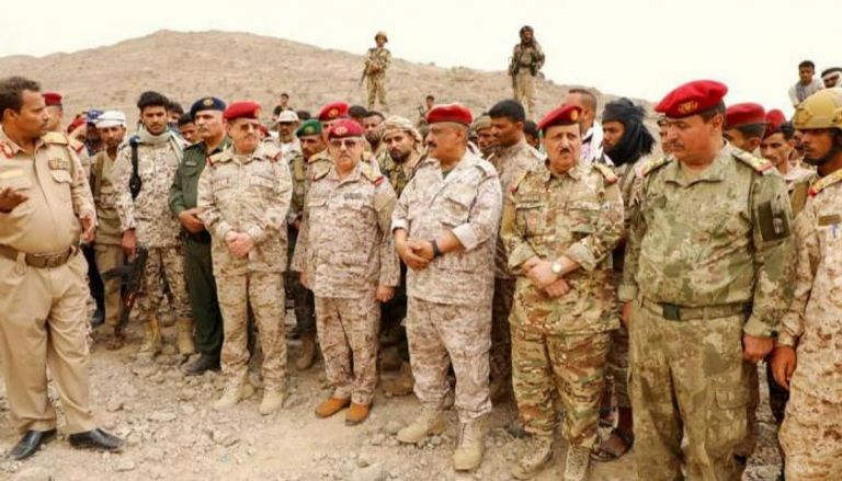 جانب من زيارة المقدش وضباط الجيش اليمني لتعز
