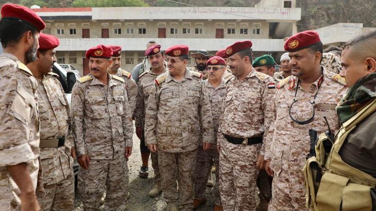 جانب من زيارة المقدشي وضباط الجيش اليمني لتعز