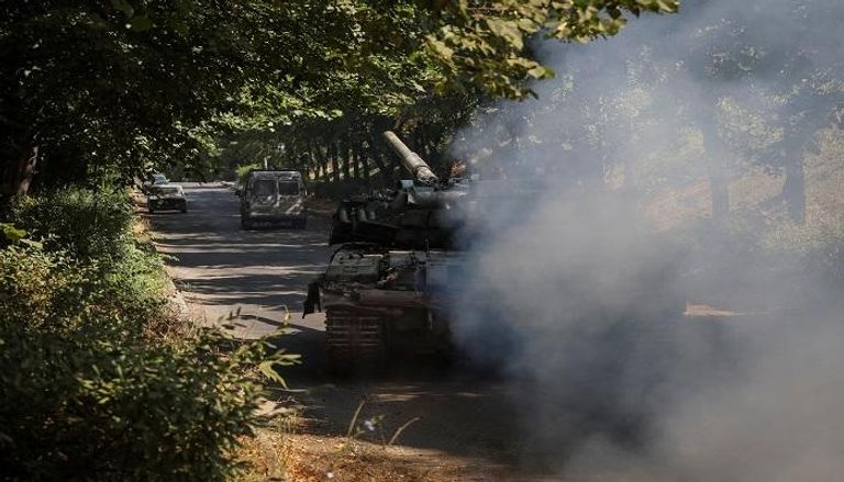 دبابة أوكرانية تسير بالقرب من خط المواجهة في منطقة دونباس