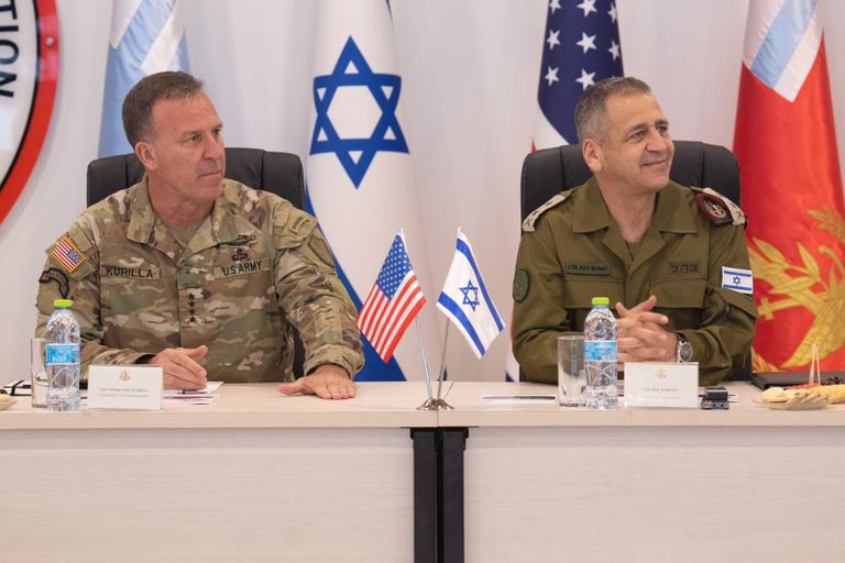 كوريلا خلال زيارته لإسرائيل 