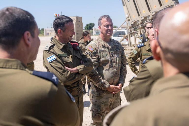 كوريلا خلال زيارته لإسرائيل 