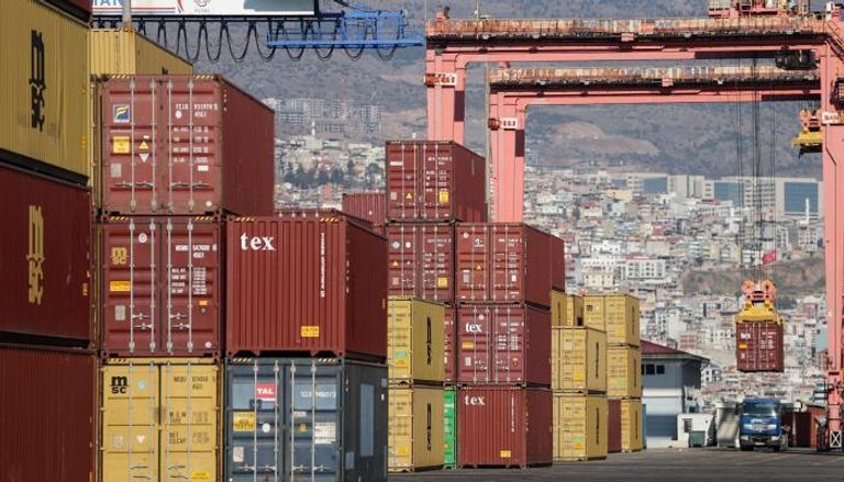 شاحنات تركية بأحد الموانئ بانتظار التصدير