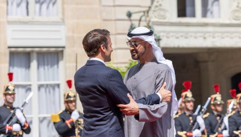 الشيخ محمد بن زايد آل نهيان رئيس دولة الإمارات ونظيره الفرنسي إيمانويل ماكرون 