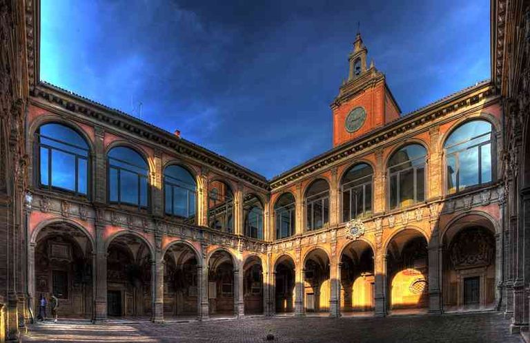  قصر "Archiginnasio" أحد أماكن السياحة في بولونيا