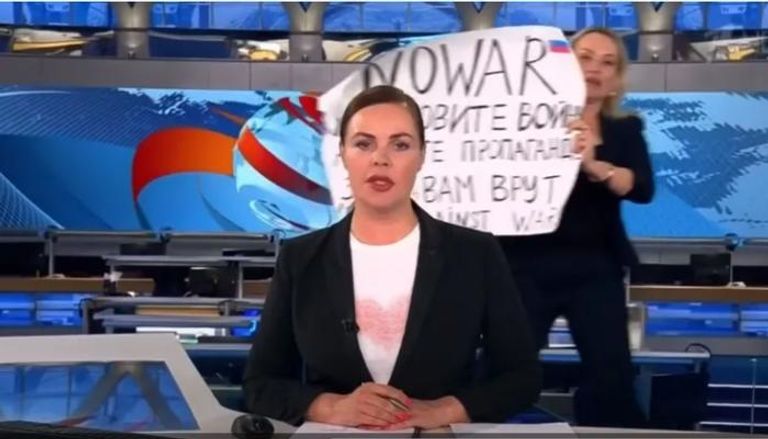 أوفسيانيكوفا رفعت لافتة خلال قراءة نشرة الأخبار تندد بالحرب