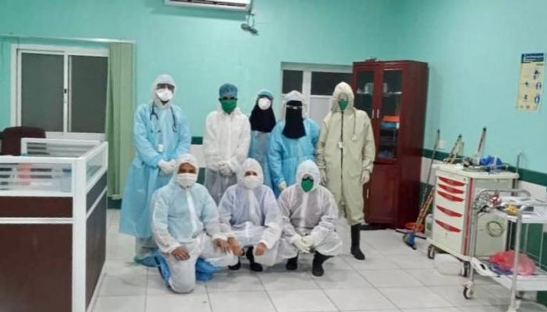 فريق طبي في مركز عزل بأحد مستشفيات عدن (أرشيفية)