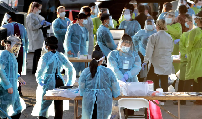 فرق طبية ترتدي أقنعة للوقاية من العدوى الفيروسية