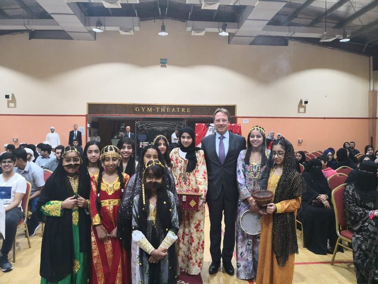 السفير الفرنسي مع طالبات إماراتيات يدرسن اللغة الفرنسية