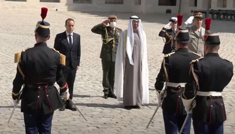 لحظة وصول الشيخ محمد بن زايد آل نهيان لقصر الإنفاليد