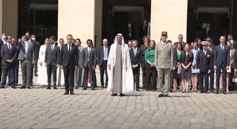 لحظة وصول الشيخ محمد بن زايد آل نهيان لقصر الإنفاليد