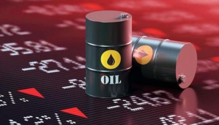 ضعف الدولار يدعم سعر النفط العالمي