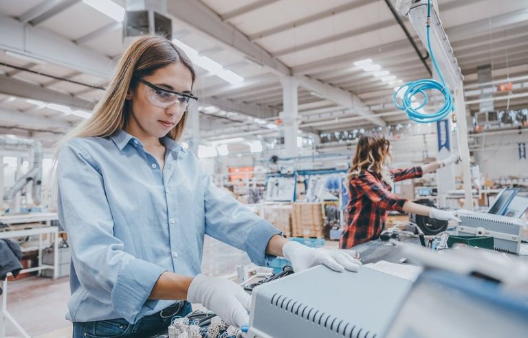 أحد مصانع الأدوات الكهربائية والتكنولوجية بتركيا