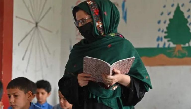 معلمة داخل مدرسة أفغانية