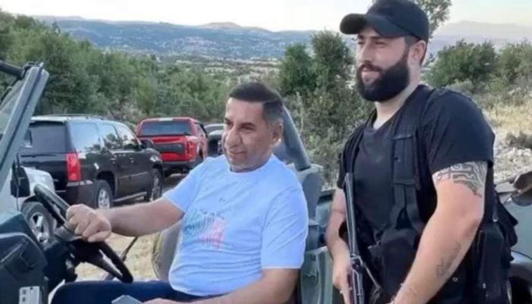  سفير العراق لدى لبنان برفقة عدد من المسلحين