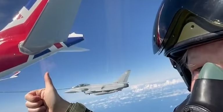 جونسون من داخل تايفون المقاتلة