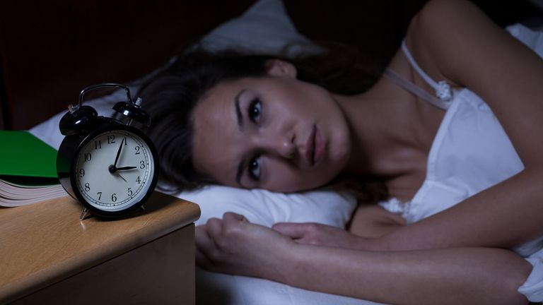 سيدة تعاني من الأرق التاجي