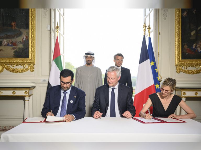 جانب من توقيع الاتفاقيات - وكالة أنباء الإمارات