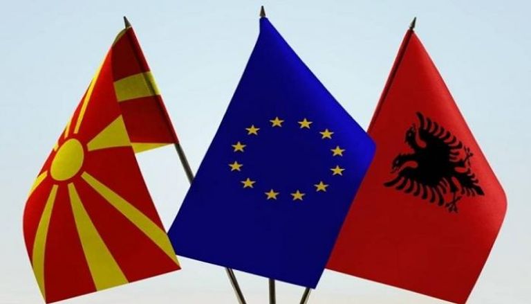 علما ألبانيا ومقدونيا الشمالية يتوسطهما علم الاتحاد الأوروبي