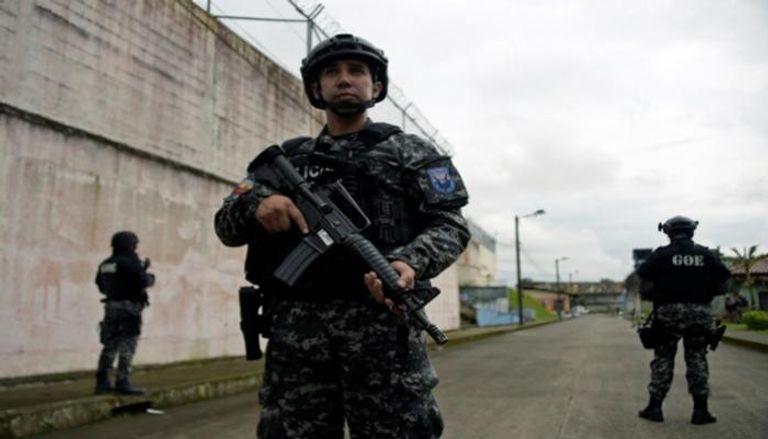 قوات الأمن خارج أحد السجون بالإكوادور