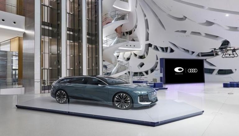 متحف المستقبل يعرض سيارة كهربائية جديدة 