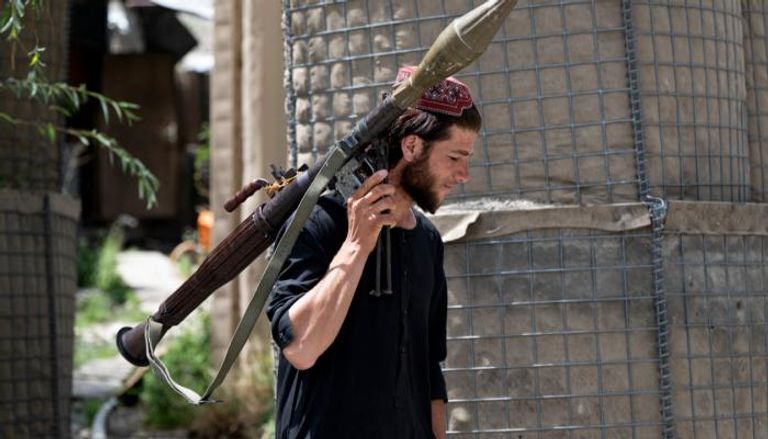 عنصر من طالبان يحمل قذيفة صاروخية (أ ف ب)