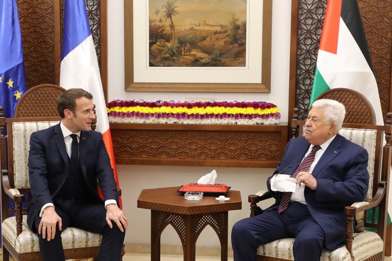 محمود عباس وإيمانويل ماكرون