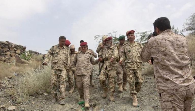 وزير الدفاع اليمني في جبهات القتال في الساحل الغربي لليمن