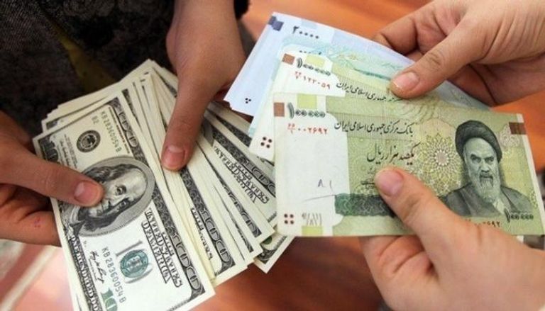 أوراق نقدية من الريال الإيراني والدولار - أرشيفية