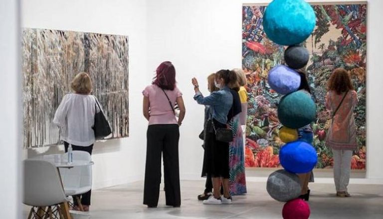 "فن أبوظبي" يستقطب محبي الفنون عبر العالم