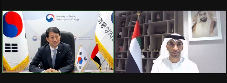 علما دولتي الإمارات وكوريا الجنوبية