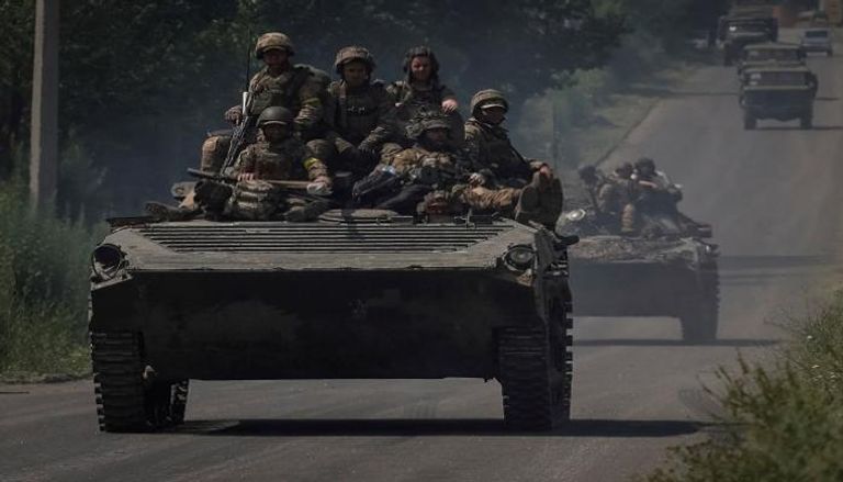 جنود أوكرانيون يركبون مركبة مشاة قتالية من طراز BMP-1 - رويترز