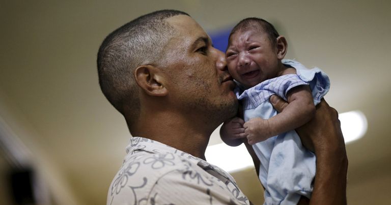 مريض في حالة حرجة بعد إصابته بفيروس كورونا