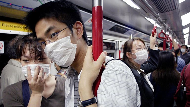 مريض في حالة حرجة بعد إصابته بفيروس كورونا