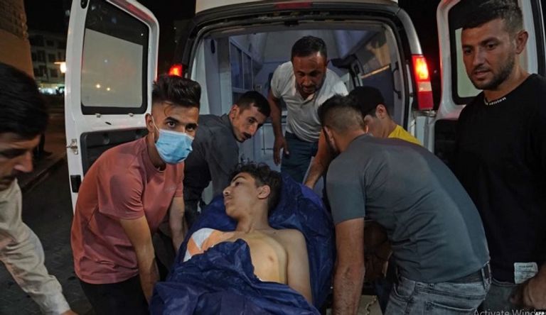 قوات عراقية تفحص موقع استهداف شاطئ دهوك