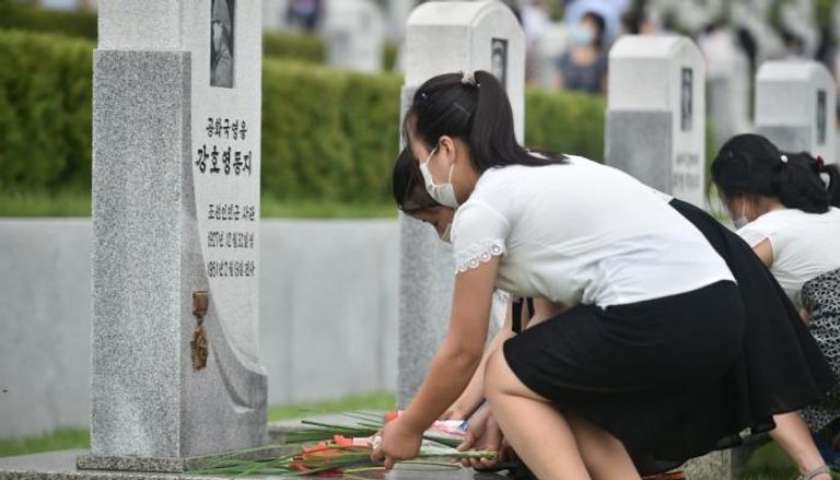 أكاليل الزهور لضحايا الحرب في مقبرة بضواحي بيونغ يانغ