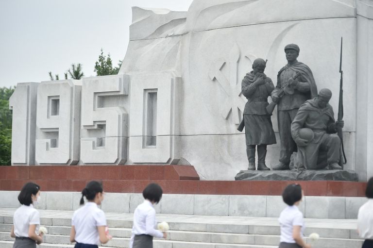 أكاليل الزهور لضحايا الحرب في مقبرة بضواحي بيونغ يانغ