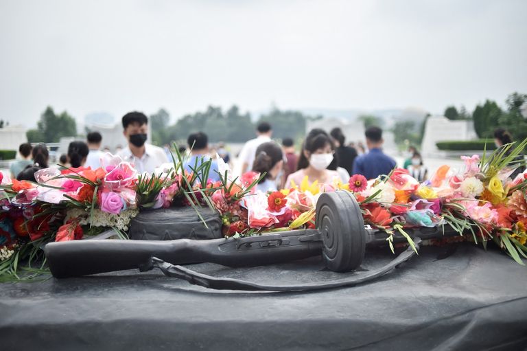 أكاليل الزهور لضحايا الحرب في مقبرة بضواحي بيونغ يانغ