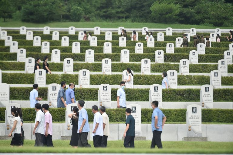 أكاليل الزهور لضحايا الحرب في مقبرة بضواحي بيونغ يانغ
