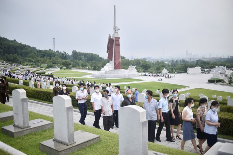 أكاليل الزهور لضحايا الحرب في مقبرة بضواحي بيونغ يانغ