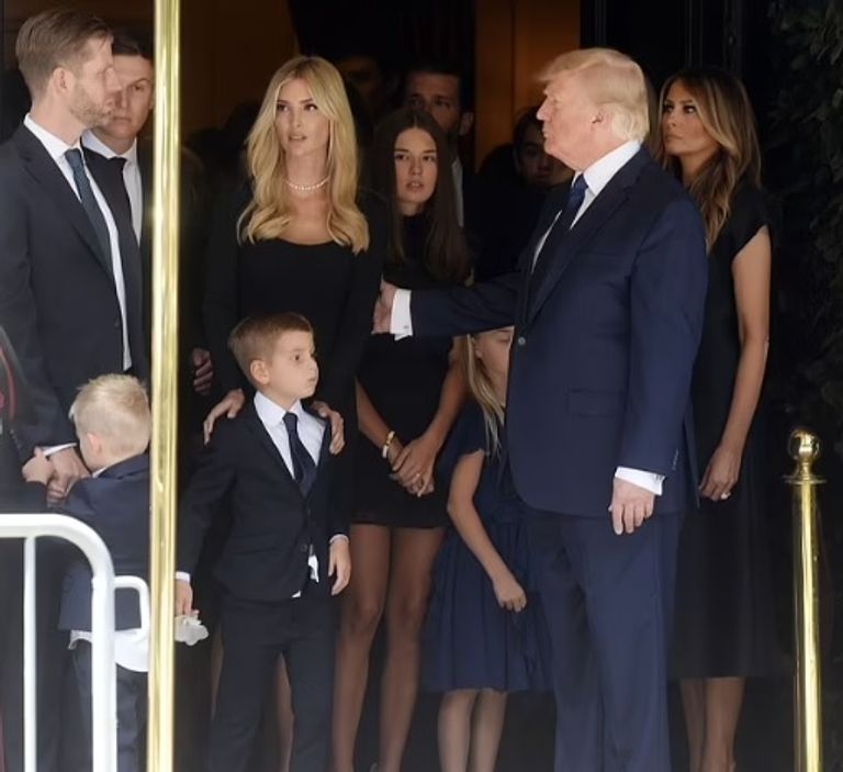 ترامب برفقة أبنائه خلال جنازة طليقته الراحلة