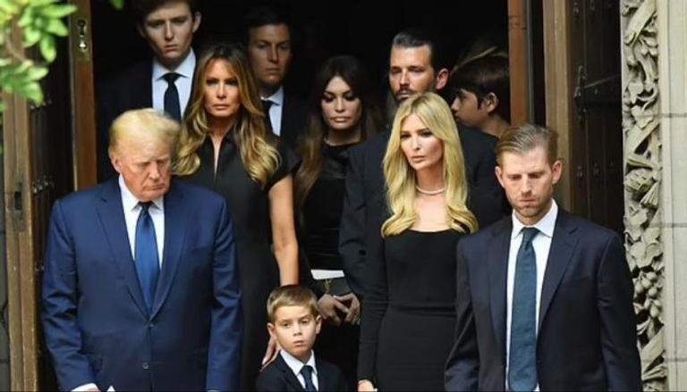 ترامب برفقة أبنائه خلال جنازة طليقته الراحلة