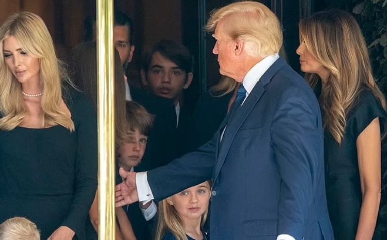 ترامب برفقة أبنائه خلال جنازة طليقته الراحلة