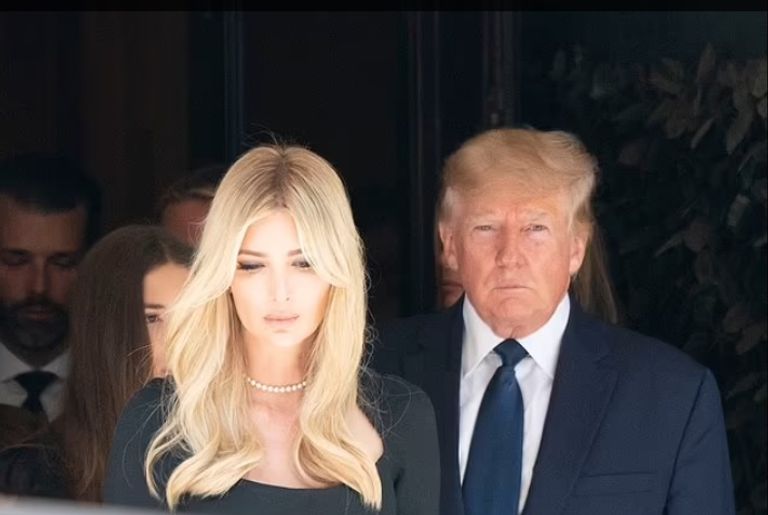 ترامب برفقة أبنائه خلال جنازة طليقته الراحلة