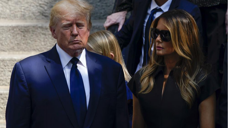 ترامب برفقة أبنائه خلال جنازة طليقته الراحلة